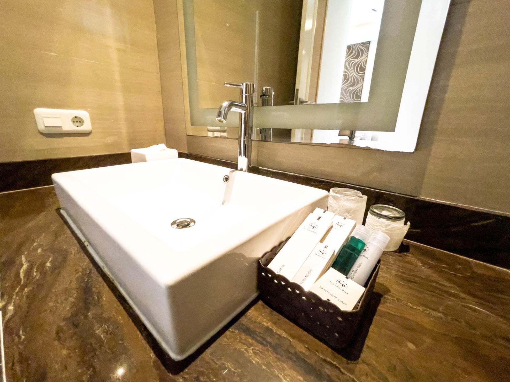 New Surya Hotel Banyuwangi  Buitenkant foto
